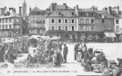 Avranches - La Place Littre A L'Heure Du Marche à Avranches