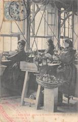 Carte postale ancienne Jura Saint-Claude Atelier de Polisseuses de Pipes animé métier
                                                                     à Saint-Claude
                                