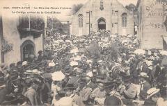 Pont Aven - La Fete Des Fleurs D'Ajoncs - Le Cortege Sortant De La Grand à Pont-Aven