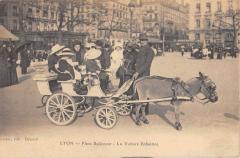 Lyon - Pla Ce BELLECOUR/ La Voiture Enfantine à Lyon