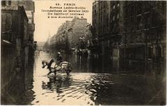 Carte postale ancienne Avenue Ledru-Rollin - Inondations de janvier 1910 - Un habitant rentrant à son domicile
                                                                     à Paris 12e
                                