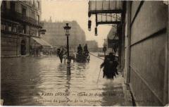 Inondations 1910 Paris 8e Rue de la Pépiniere livraison du pain à Paris 8e
