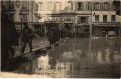 Inondations 1910 Paris 8e Passerelle à Paris 8e