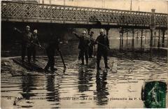Carte postale ancienne Inondations de janvier 1910 - Boulevard de Bercy, la passerelle du P. L. M.
                                                                     à Paris 12e
                                