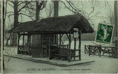 Carte postale ancienne Le Bois de Vincennes - L'Embarcadère du Lac Daumesnil
                                                                     à Paris 12e
                                