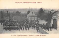 Epernay - Travail Du Vin De Champagne - Les Caves Pommery - Arrivee Ouvri à Épernay