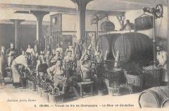 Reims - Travail Du Vin De Champagne - La Mise En Bouteilles -
																					51100 Reims
																			