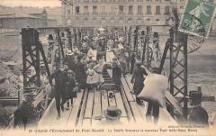 Nantes - Apres L'Ecroulement Du Pont Maudit - Le Public Traverse Le Nouve -
																					44200 Nantes
																			