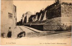 La Rue Cortot à Montmartre à Paris 18e