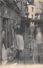 Paris - Inondations 1910 - Marchande De Legumes Rue Saint-Charles -
																					75000 Paris
																			