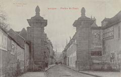Moulins - Porte De Paris - cpa émail rare: -
																					03000 Moulins
																			