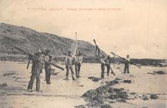 Carolles - Pecheurs Partant Pour La Peche A La Crevette à Carolles
