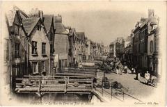 Amiens Rue du Dom un Jour de Marche à Amiens
