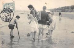 Trouville - La Recherche Des Coquillages - Gros Plan - Scene De Bain