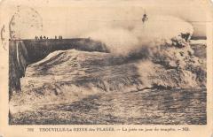 Trouville La Reine Des Plages - La Jetee Un Jour De Tempete