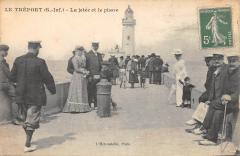 Le Treport - La Jetee Et Le Phare au Tréport