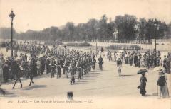 Paris - Une Revue De La Garde Republicaine à Paris