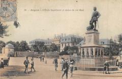 Angers - L'Ecole Superieure Et Statue Du Roi Rene -
																					49100 Angers
																			