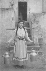 Neris Les Bains - Jeune Laitiere Partant Porter Le Lait Aux Baigneurs -
																					03310 Néris-les-Bains
																			