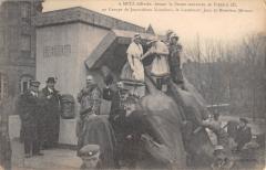 A Metz Delivree - Devant La Statue Renversee De Frederic Iii Groupe Journ -
													57 Moselle
												