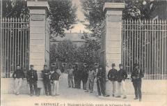 Carte postale ancienne Grenoble 4me Regiment de Génie. Entrée de la Caserne Dode
                                                                     à Grenoble
                                