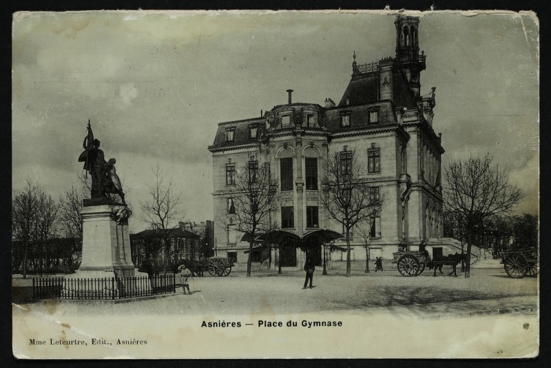 Carte postale ancienne Place du gymnase à Asnières-sur-Seine