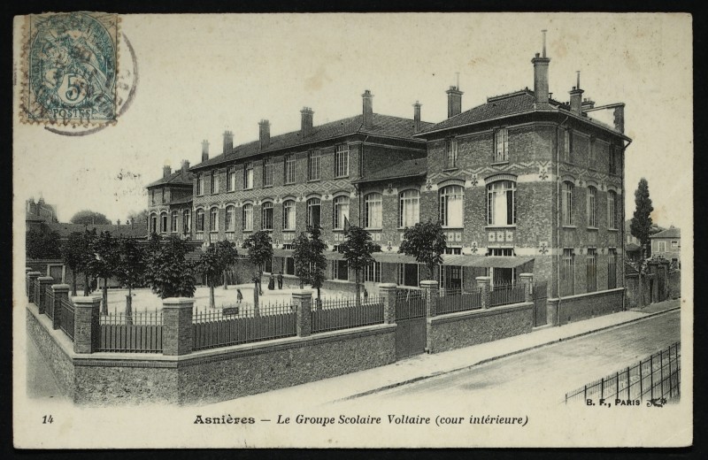 Carte postale ancienne Le Groupe  Scolaire Voltaire (cour intérieure) à Asnières-sur-Seine