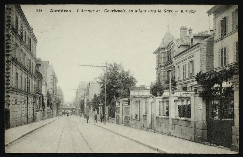 Carte postale ancienne L'Avenue de Courbevoie, en allant vers la Gare à Asnières-sur-Seine