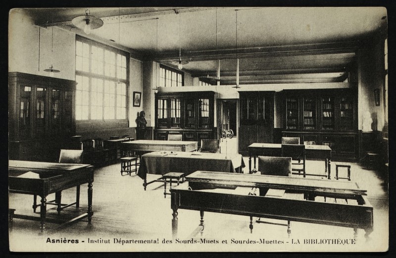 Carte postale ancienne Institut  Départemental des Sourds-Muets  et Sourdes-Muettes - La bibliothèque à Asnières-sur-Seine