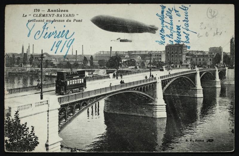 Carte postale ancienne Le "Clément-Bayard" évoluant au-dessus du Pont à Asnières-sur-Seine