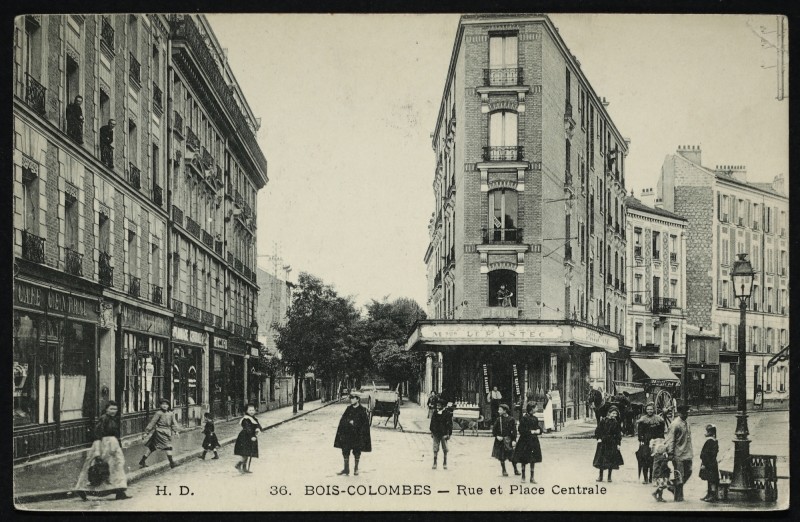 Carte postale ancienne Rue et Place centrale à Bois-Colombes