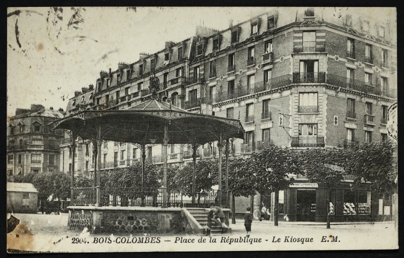 Carte postale ancienne Place de la République - Le Kiosque à Bois-Colombes