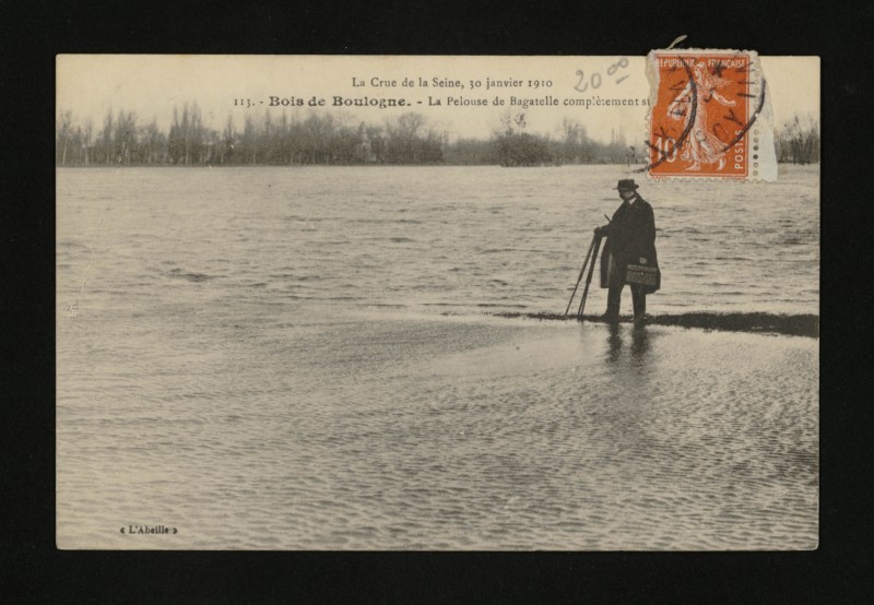 Carte postale ancienne Bois de Boulogne - La Pelouse de Bagatelle complètement submergée à Paris 16e