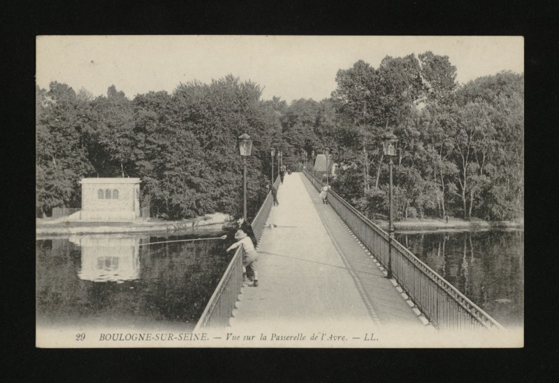Carte postale ancienne Vue sur la Passerelle de l'Avre à Saint-Cloud
