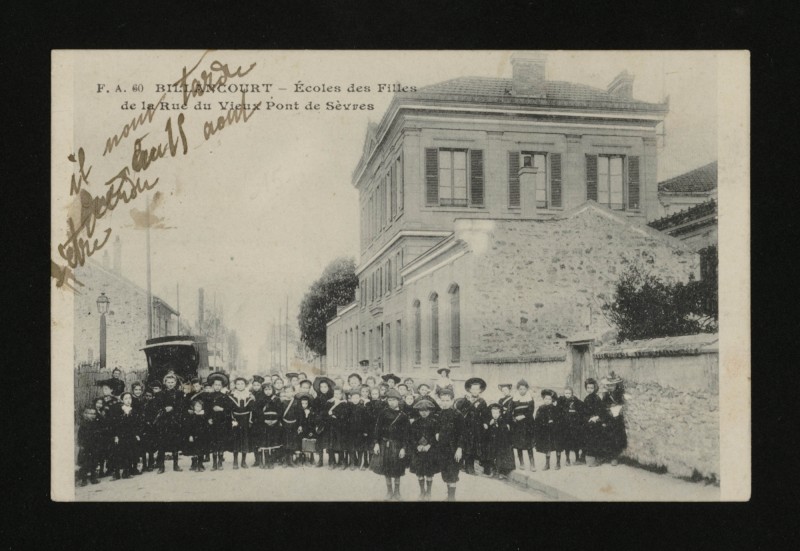 Carte postale ancienne Ecoles des Filles de la Rue du Vieux Pont de Sèvres à Boulogne-Billancourt