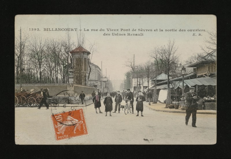 Carte postale ancienne La rue du Vieux Pont de Sèvres et la sortie des ouvriers des Usines Renault à Boulogne-Billancourt