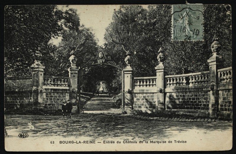 Carte postale ancienne Entrée du château de la Marquise de Trévise à Bourg-la-Reine