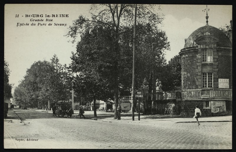 Carte postale ancienne Grande Rue - Entrée du Parc de Sceaux à Bourg-la-Reine
