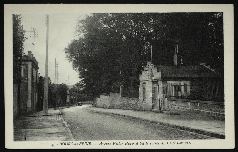 Carte postale ancienne Avenue Victor Hugo et petite entrée du lycée Lakanal. à Bourg-la-Reine