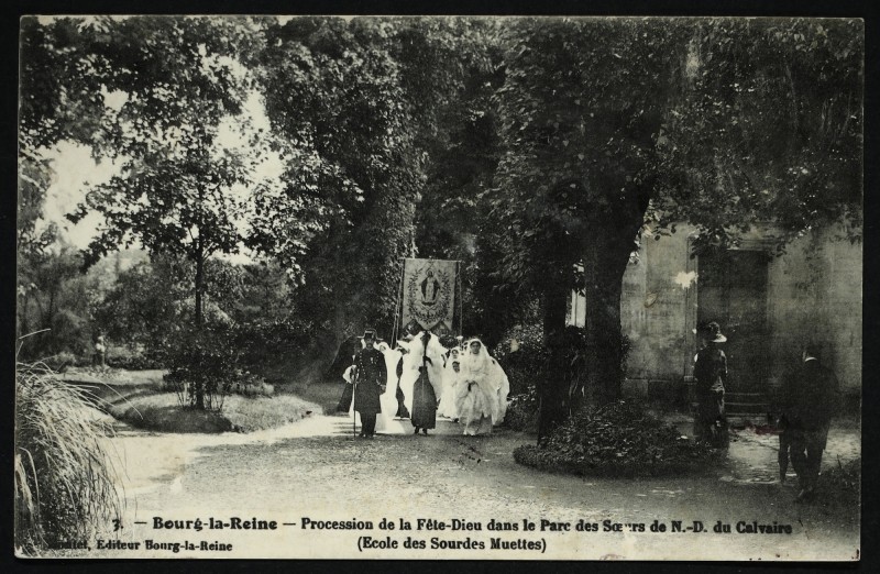 Carte postale ancienne Procession de la Fête-Dieu dans le Parc des Soeurs de N-D du Calvaire (Ecole des sourdes Muettes) à Bourg-la-Reine