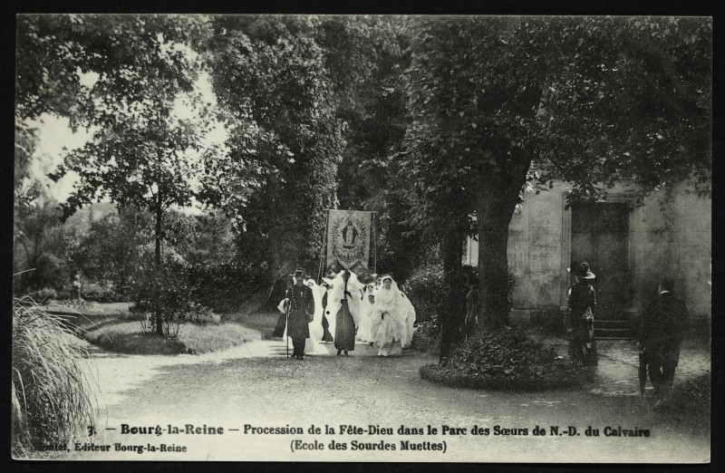 Carte postale ancienne Procession de la Fête-Dieu dans le Parc des Soeurs de N-D du Calvaire (Ecole des sourdes Muettes) à Bourg-la-Reine
