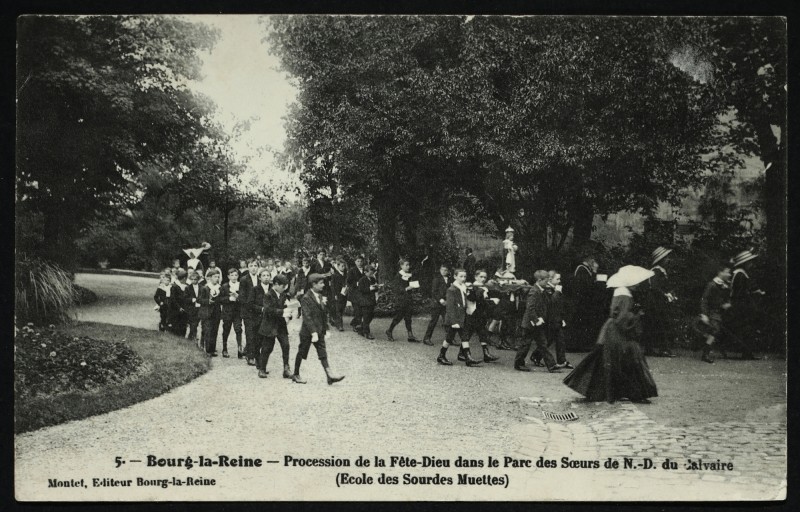 Carte postale ancienne Procession de la Fête-Dieu dans le Parc des Soeurs de N-D du Calvaire (Ecole des sourdes Muettes) à Bourg-la-Reine