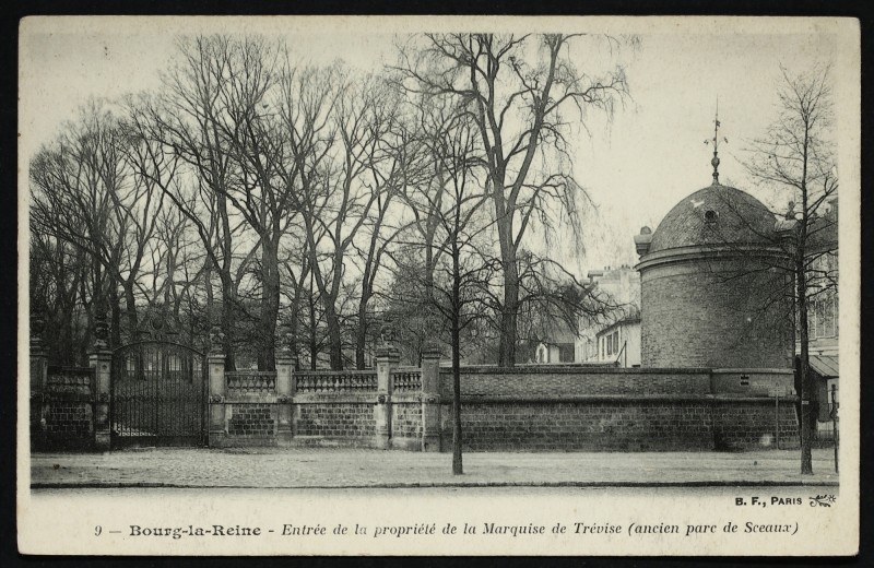 Carte postale ancienne Entrée de la propriété de la Marquise de Trévise (Ancien parc de Sceaux) à Bourg-la-Reine