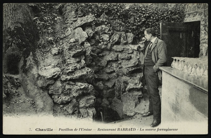Carte postale ancienne Pavillon de l'Ursine - Restaurant Barraud - La source ferrugineuse à Chaville