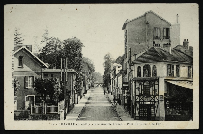 Carte postale ancienne Rue Anatole France. - Pont du Chemin de Fer à Chaville