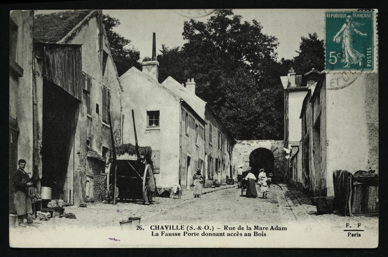 Carte postale ancienne Rue de la Mare Adam, la fausse Porte, donnant accès au Bois à Chaville