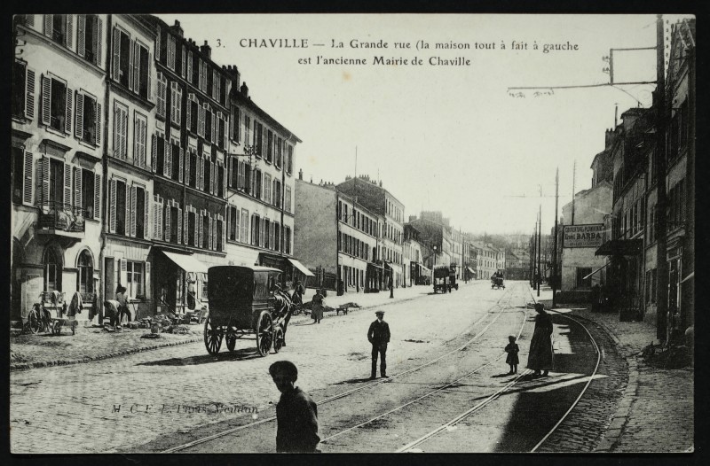 Carte postale ancienne La Grande rue (la maison tout à fait à gauche est l'ancienne Mairie de Chaville) à Chaville