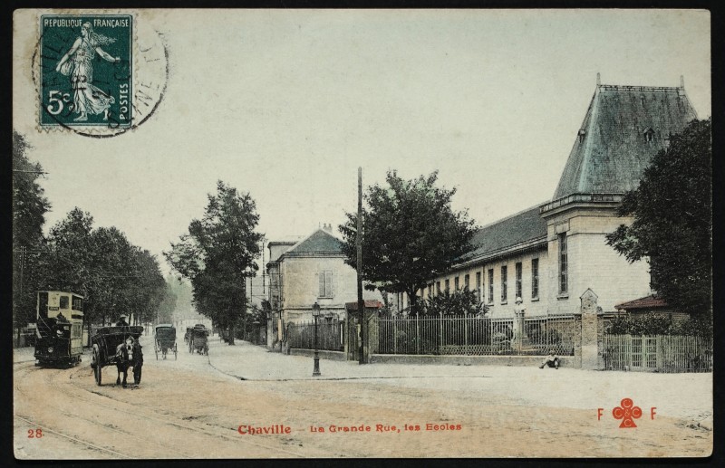 Carte postale ancienne La Grande Rue, les Ecoles à Chaville