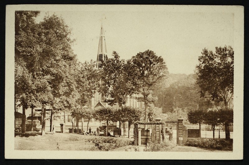 Carte postale ancienne Les Jardins de la Mairie - La Nouvelle Eglise à Chaville