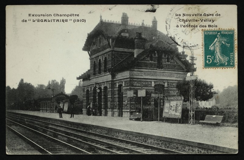 Carte postale ancienne Nouvelle Gare de Chaville-Vélizy à l'entrée des Bois - Excursion champêtre de "L'Egalitaire" (1910) à Chaville